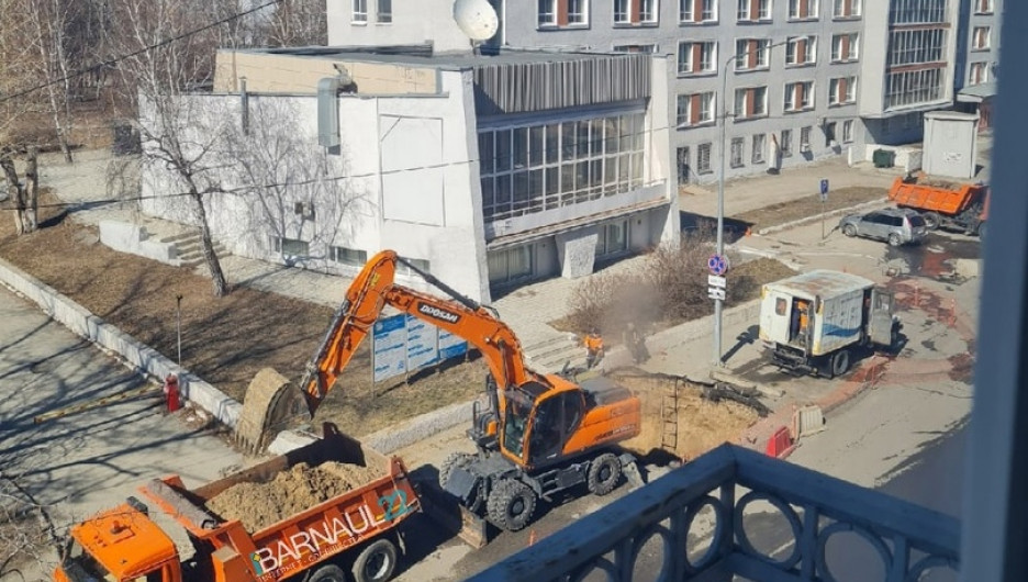 "Коммунальный и автомобильный коллапс". Барнаульцы дали оценку строительству на площади Сахарова
