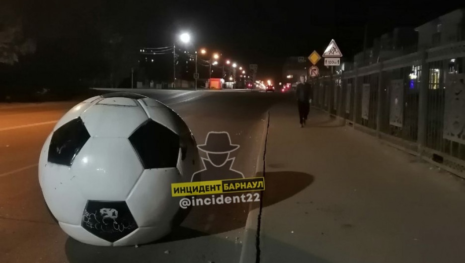 В Барнауле порывом ветра сдуло гигантский футбольный мяч