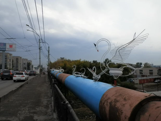 В Барнауле на мосту у нового рынка установили новых лебедей.