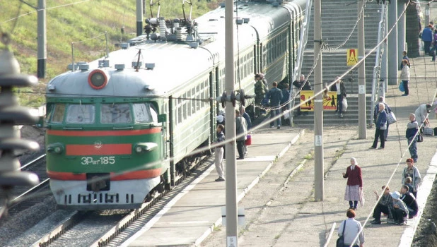 Электричка на железнодорожном вокзале г.Барнаула.