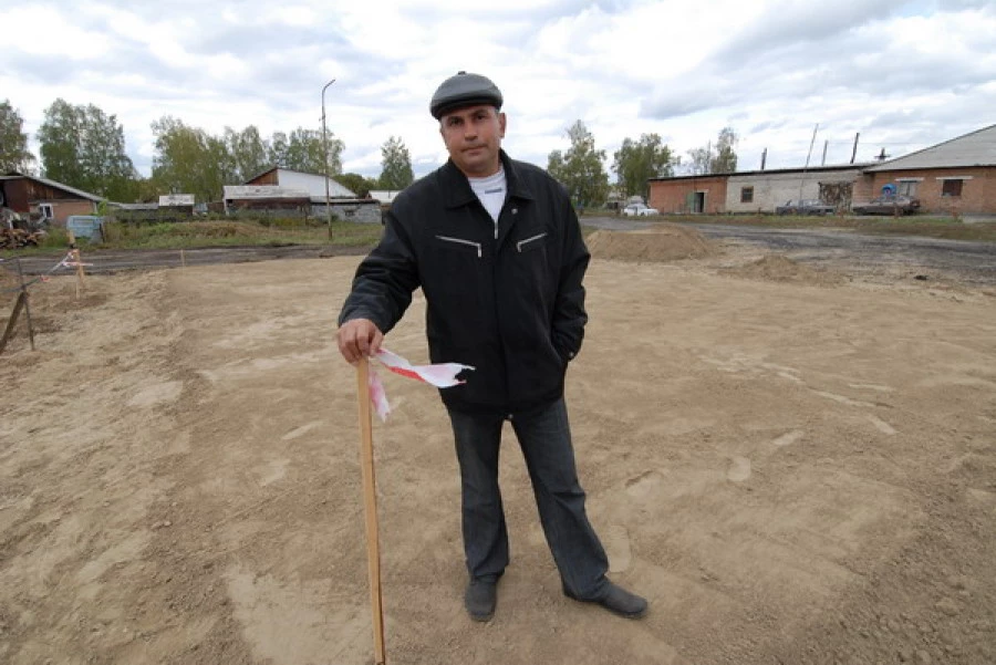 Олег Боронин на строительстве новой котельной в Сибирском.