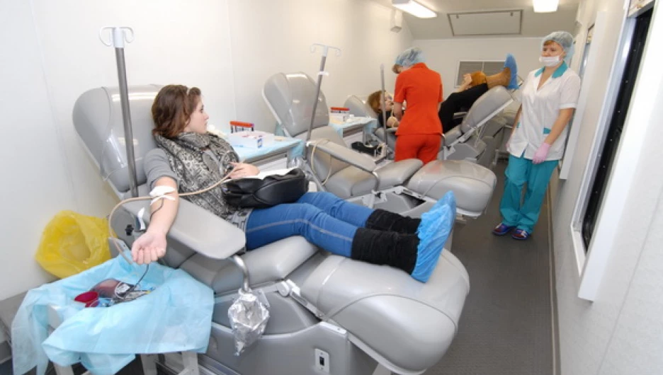 Добровольцы сдают кровь на площади Сахарова в Барнауле/