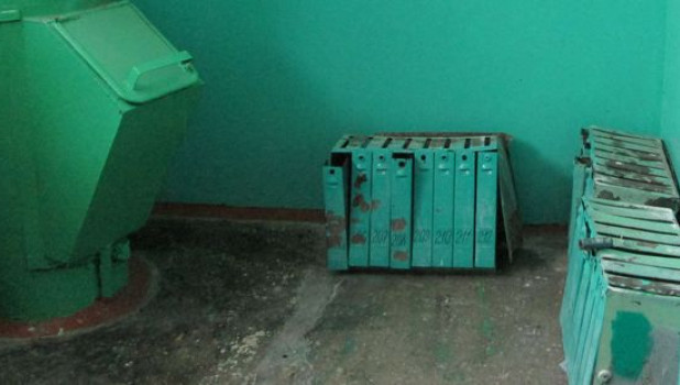 Почтовые ящики в подъезде № 6 девятиэтажки по улице Георгиева, 44 брошены у мусоропровода.