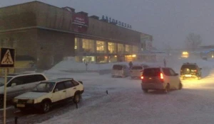 Барнаульский автовокзал в метель.