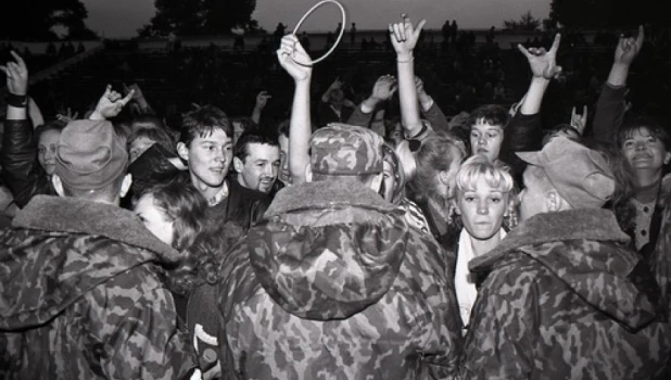 Праздник газеты "Купи-продай" "Футбол, пиво, рок-н-ролл". Барнаул, стадион "Динамо", 1997 год.