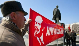В Барнауле коммунисты возложили цветы к памятнику Ленина