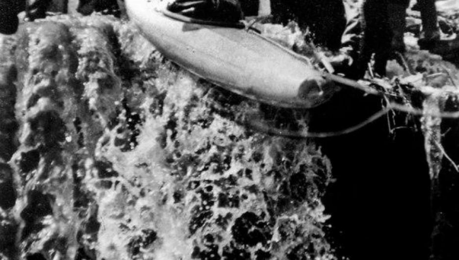 Барнаульские сплавщики штурмуют водопад на Пивоварке. Апрель 1993 года.