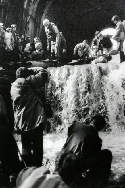 Барнаульские сплавщики штурмуют водопад на Пивоварке. Апрель 1993 года.