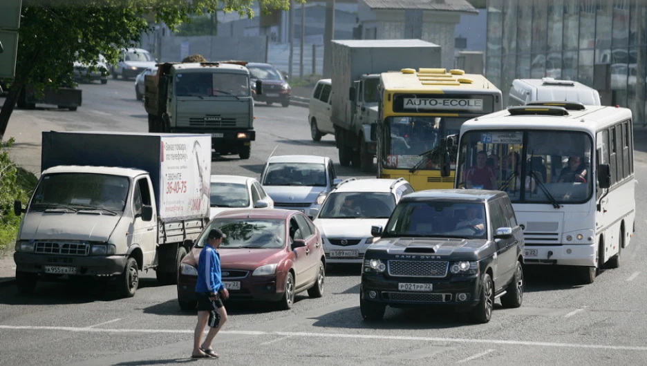 Пробки в Барнауле из-за ремонта на Павловском тракте. Полдень 20 июня 2013 года.