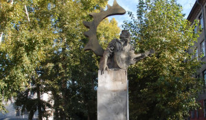 В Барнауле с памятника Виктору Цою сняли мрамор.