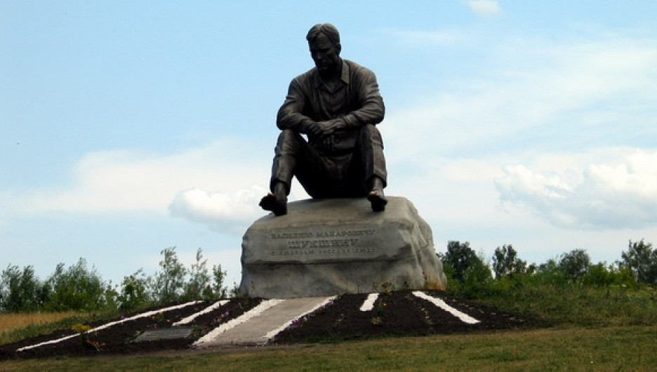 Памятник Шукшину на горе Пикет.