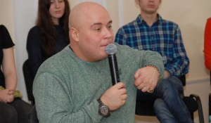 В Барнауле провели телемост с алтайскими участниками  "Битвы хоров". На встрече были Доминик Джокер и Александр Карлин.