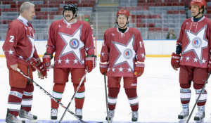 Путин и Лукашенко сыграли в хоккей.