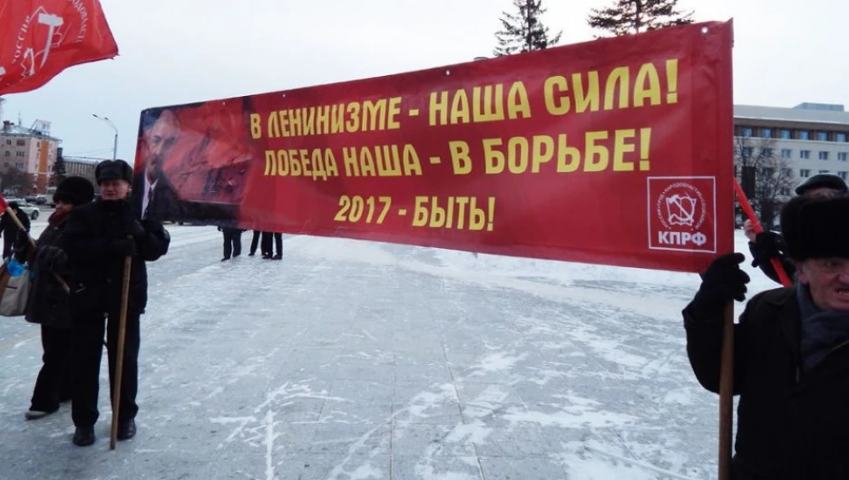 Барнаульские коммунисты почтили память Владимира Ленина у памятников вождю мирового пролетариата.