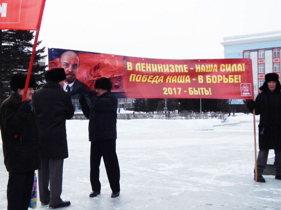 Барнаульские коммунисты почтили память Владимира Ленина у памятников вождю мирового пролетариата.