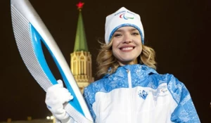 Наталья Водянова и паралимпийский факел.