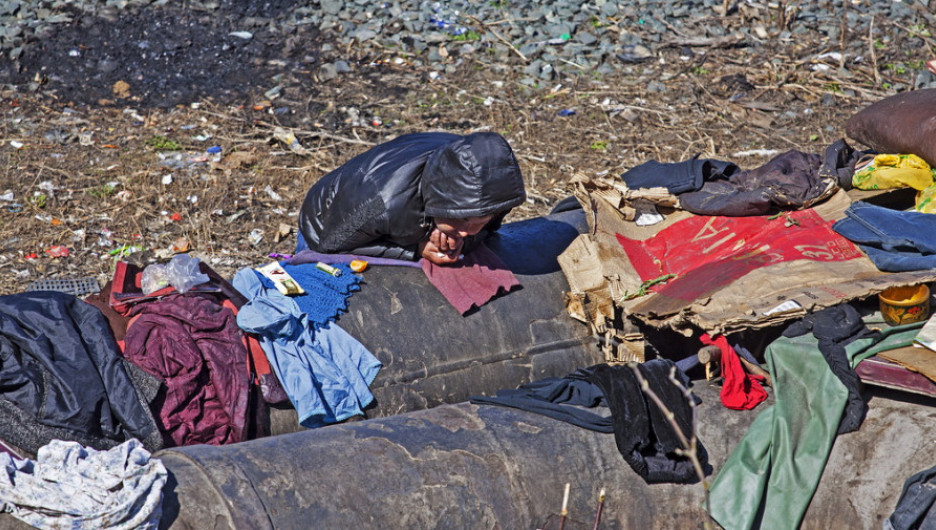 Два дерущихся бездомных затормозили движение по центральной улице Барнаула 