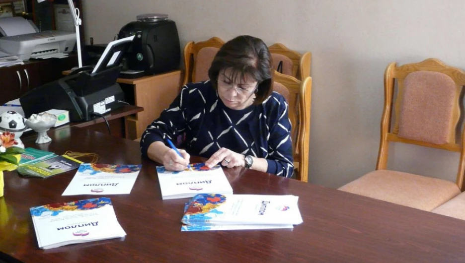 Олимпийская чемпионка Ирина Роднина подарила алтайским школьникам хоккейную форму и поздравила тренеров.