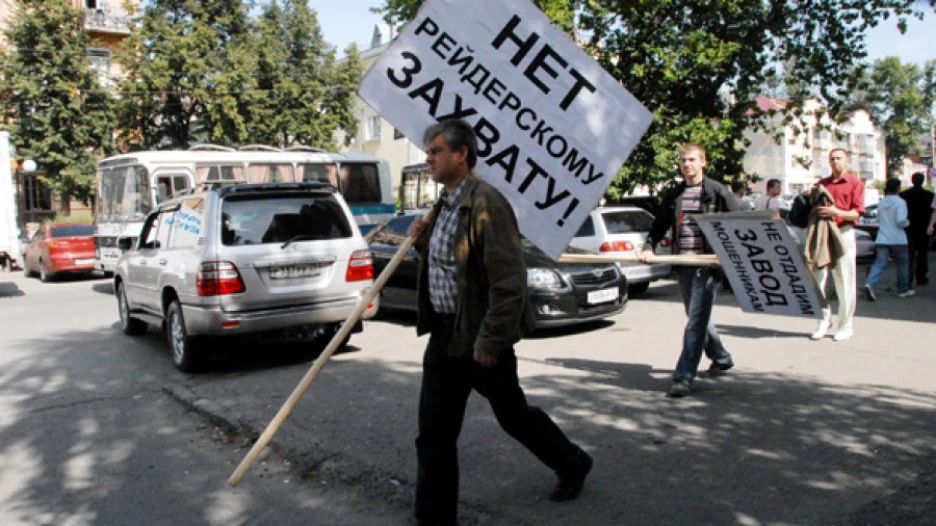 Сотрудники "Сибэнергомаша" протестовали против аукциона, не нарушая общественный порядок. В своих бедах они обвинили неизвестных мошенников и чиновников, которые куда попало смотрят.