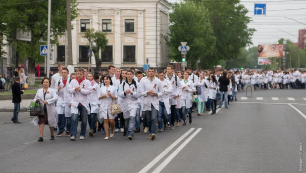 Студенты АГМУ устроили шествие в память медиков, погибших в ВОВ.