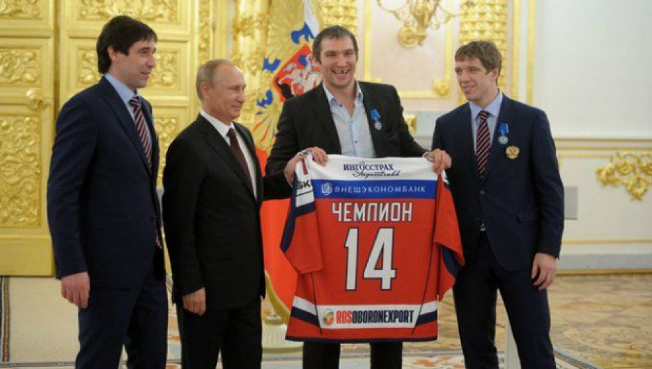Капитан сборной России по хоккею Александр Овечкин  подарил Владимиру Путину майку с автографами игроков команды.