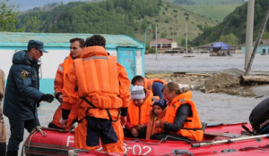 Спасатели МЧС в пострадавших от паводка районах Алтая. Май 2014 года.