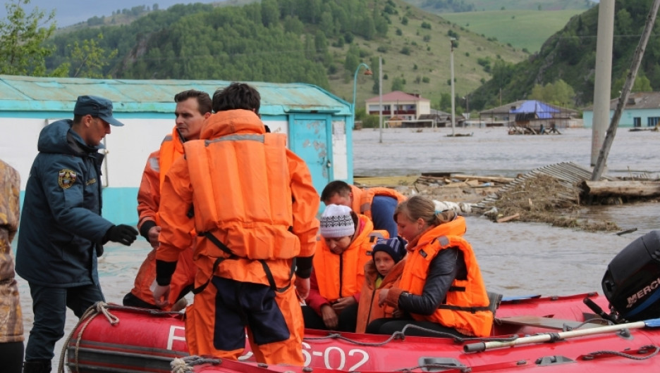 Спасатели МЧС в пострадавших от паводка районах Алтая. Май 2014 года.