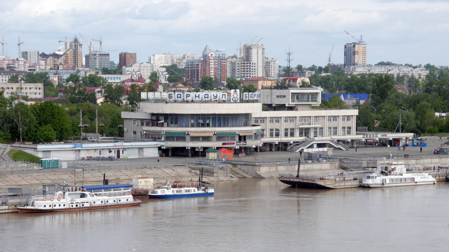 Обь у речного вокзала Барнаула. 1 июня 2014 года.