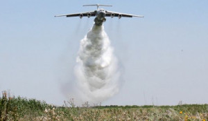 Летчики военно-транспортной авиации ВВС России ликвидируют лесной пожар.