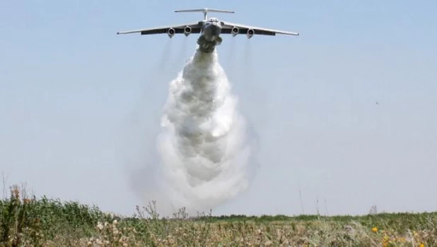 Летчики военно-транспортной авиации ВВС России ликвидируют лесной пожар.