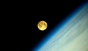 Полнолуние. Лунный закат на орбите.