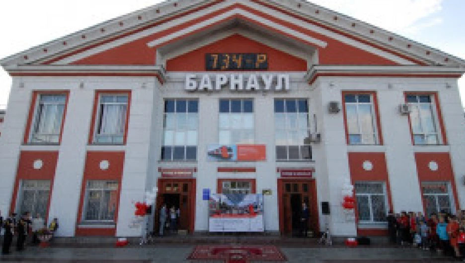 С перрона барнаульского вокзала в демонстрационный рейс до Новосибирска отправился  электропоезд "Ласточка". 