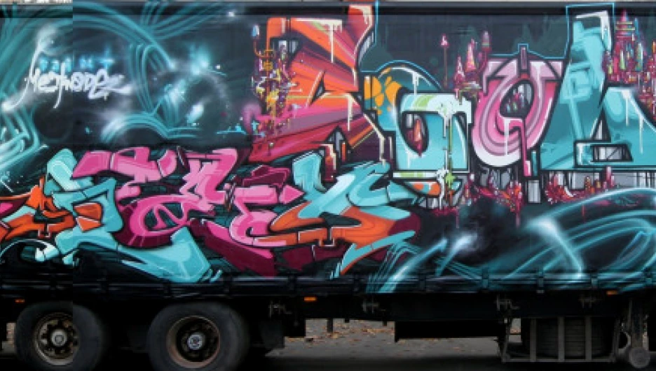 Фургон одного из грузовиков с граффити.