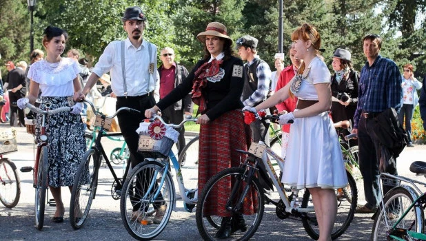 В Барнауле прошел ретро-велопробег. 6 сентября 2014 года.