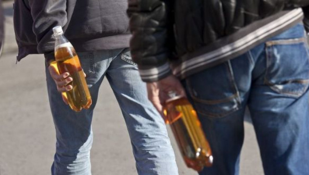 Полторашка за полторашкой больно также. Пиво в руке. Мужчина с бутылкой в руке. Мужчина с пивом в руке.