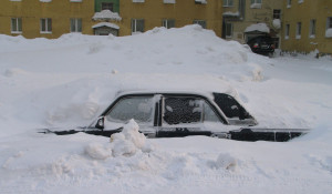 Машина в снегу. Зима.