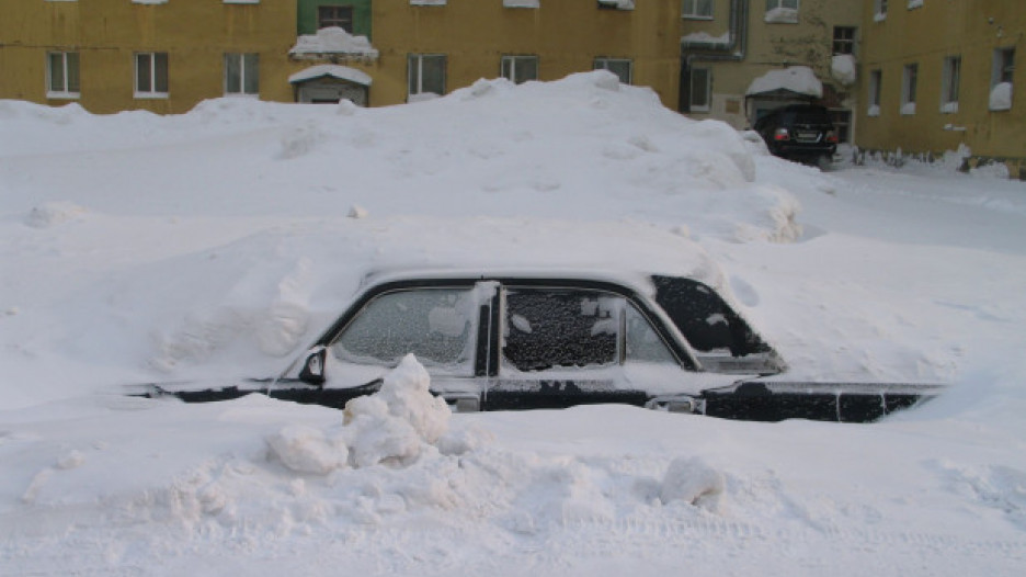 Машина в снегу. Зима.