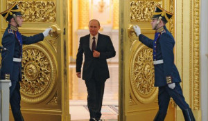 Владимир Путин входит в Георгиевский зал Кремля.