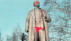 Испорченный памятник Ленину в Новосибирске.