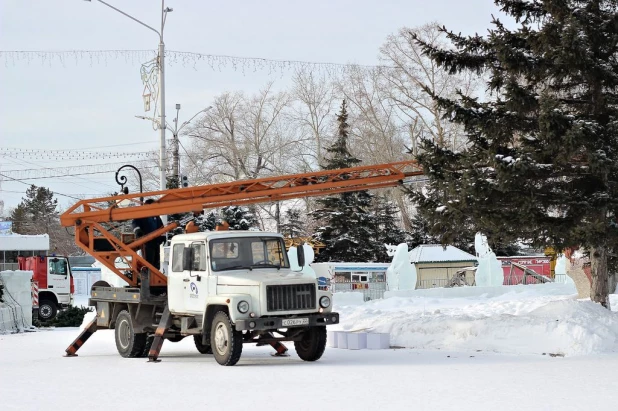 В Барнауле с демонтажа елки начался снос ледового городка на площади Сахарова. 14 января 2015 года.