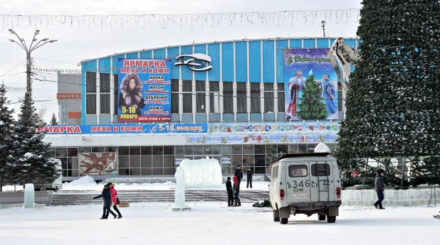 В Барнауле с демонтажа елки начался снос ледового городка на площади Сахарова. 14 января 2015 года.