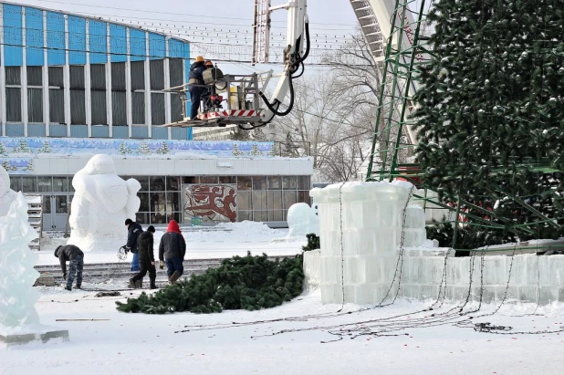 В Барнауле с демонтажа елки начался снос ледового городка на площади Сахарова. 14 января 2015 года.