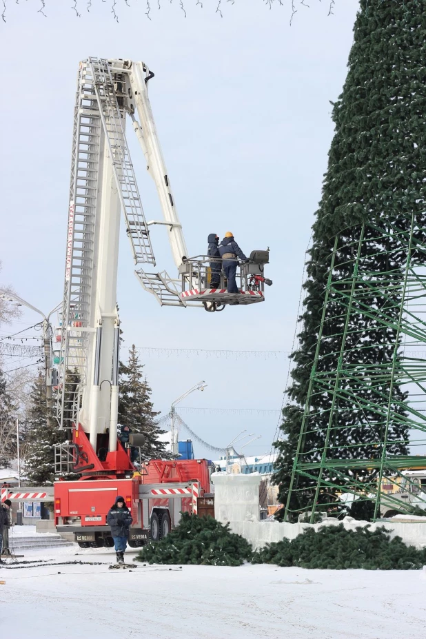 В Барнауле с демонтажа елки начался снос ледового городка на площади Сахарова. 14 января 2015 года.