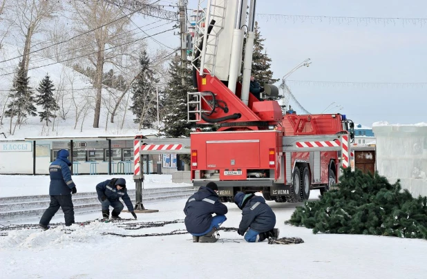 В Барнауле с демонтажа елки начался снос ледового городка на площади Сахарова. 14 января 2015 года.