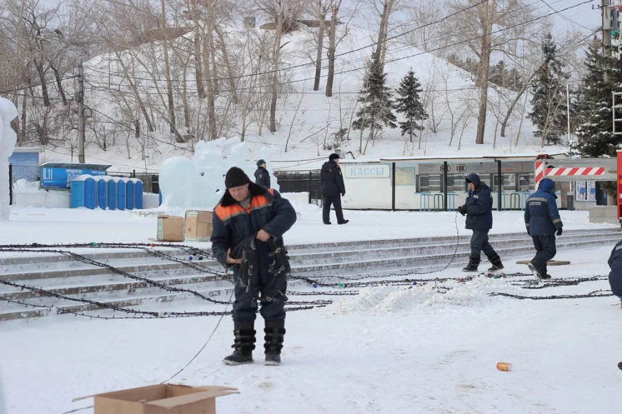 В Барнауле с демонтажа елки начался снос ледового городка на площади Сахарова. 14 января 2015 года.