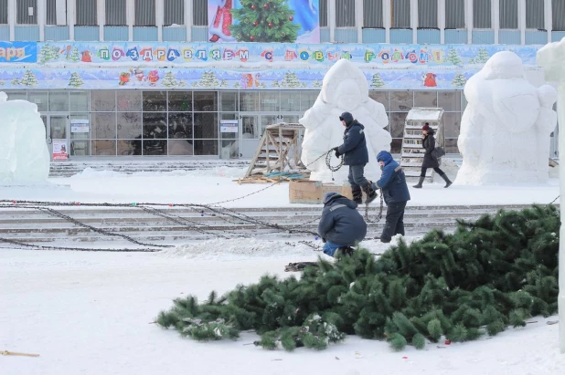 В Барнауле с демонтажа елки начался снос ледового городка на площади Сахарова. 14 января 2015 года.