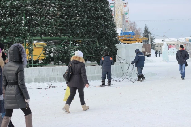 В Барнауле с демонтажа елки начался снос ледового городка на площади Сахарова. 14 января 2015 года.