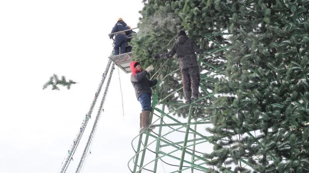 В Барнауле с демонтажа елки начался снос ледового городка на площади Сахарова. 14 января 2015 года.