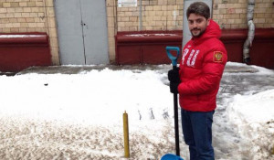 Столичные депутаты и чиновники стали чистить улицы от снега.