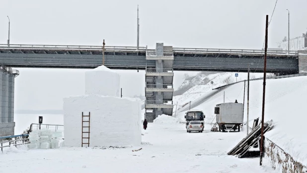 Строительство Крещенского городка в Барнауле.